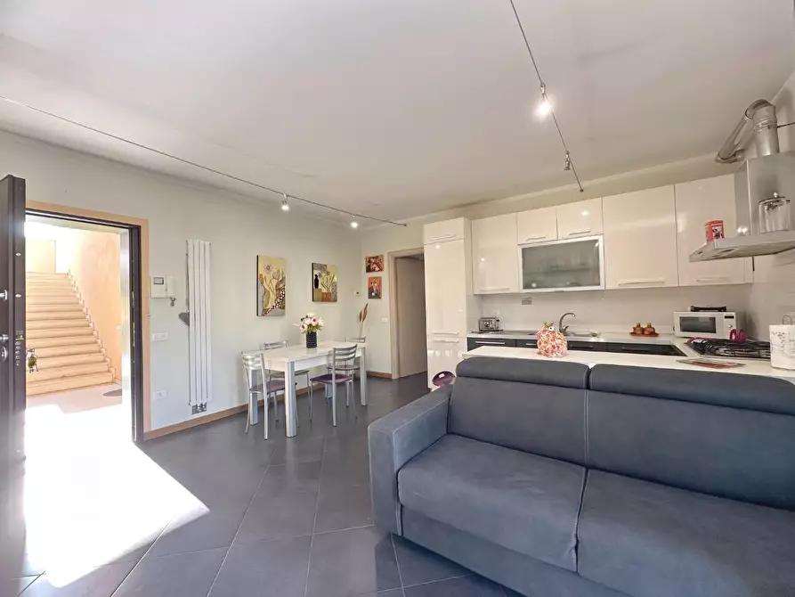 Immagine 2 di Appartamento in vendita  a Lucca