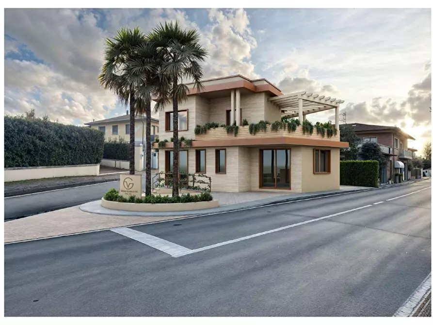 Immagine 2 di Locale commerciale in vendita  a Forte Dei Marmi