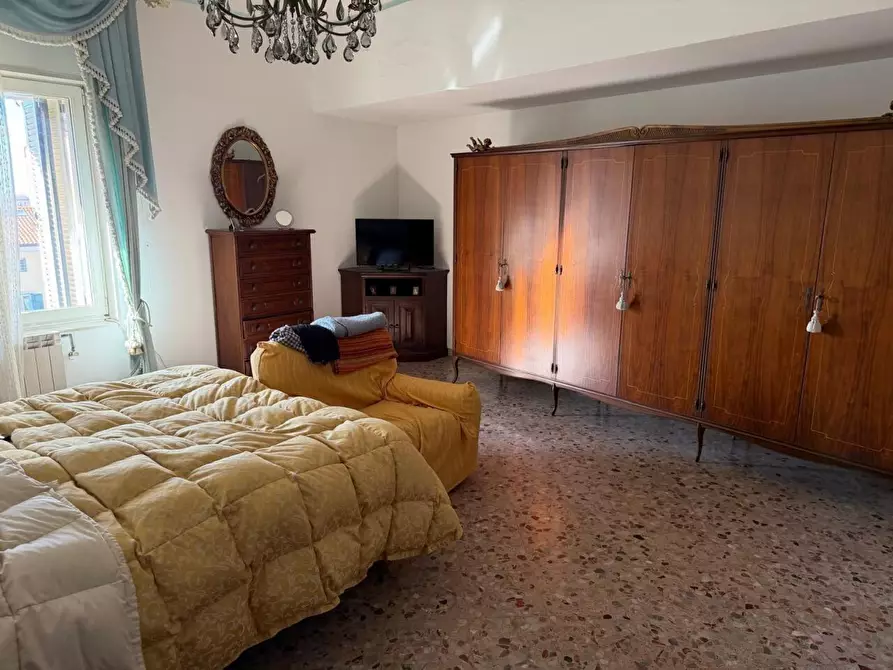 Immagine 10 di Palazzo in vendita  a Carrara