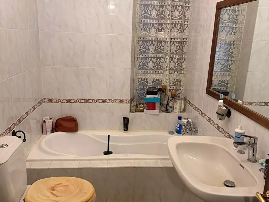 Immagine 21 di Palazzo in vendita  a Carrara