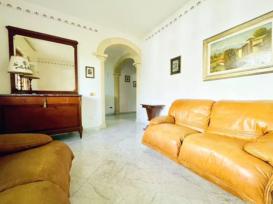 Immagine 1 di Casa quadrifamiliare in vendita  a Viareggio