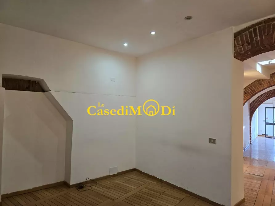 Immagine 11 di Locale commerciale in vendita  a Livorno