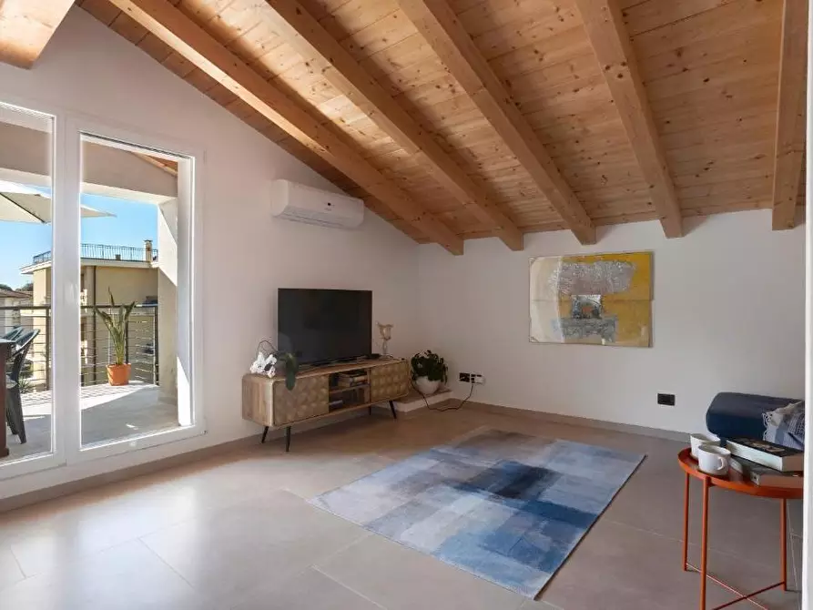 Immagine 17 di Mansarda in affitto  a Viareggio