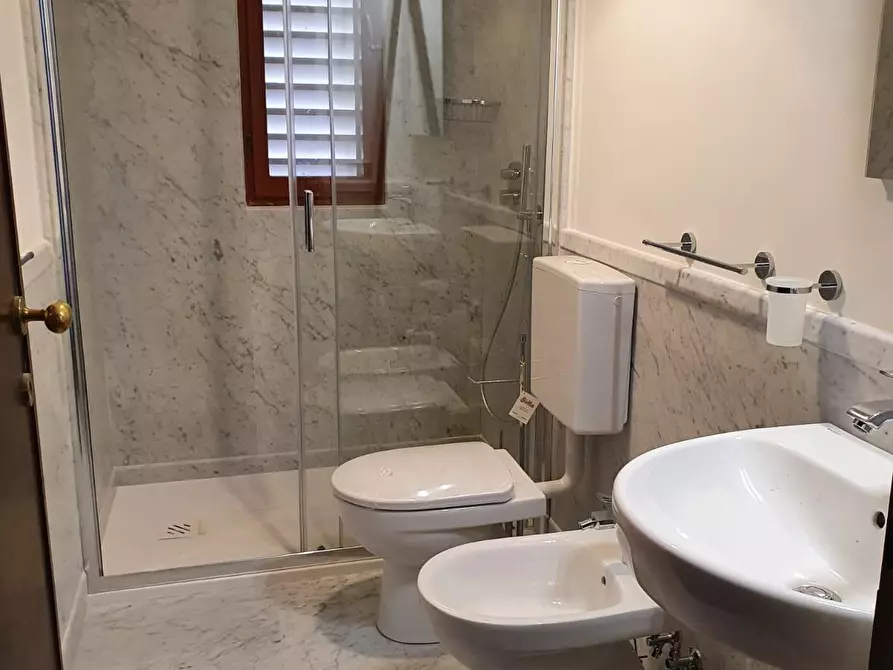 Immagine 41 di Casa indipendente in affitto  a Forte Dei Marmi