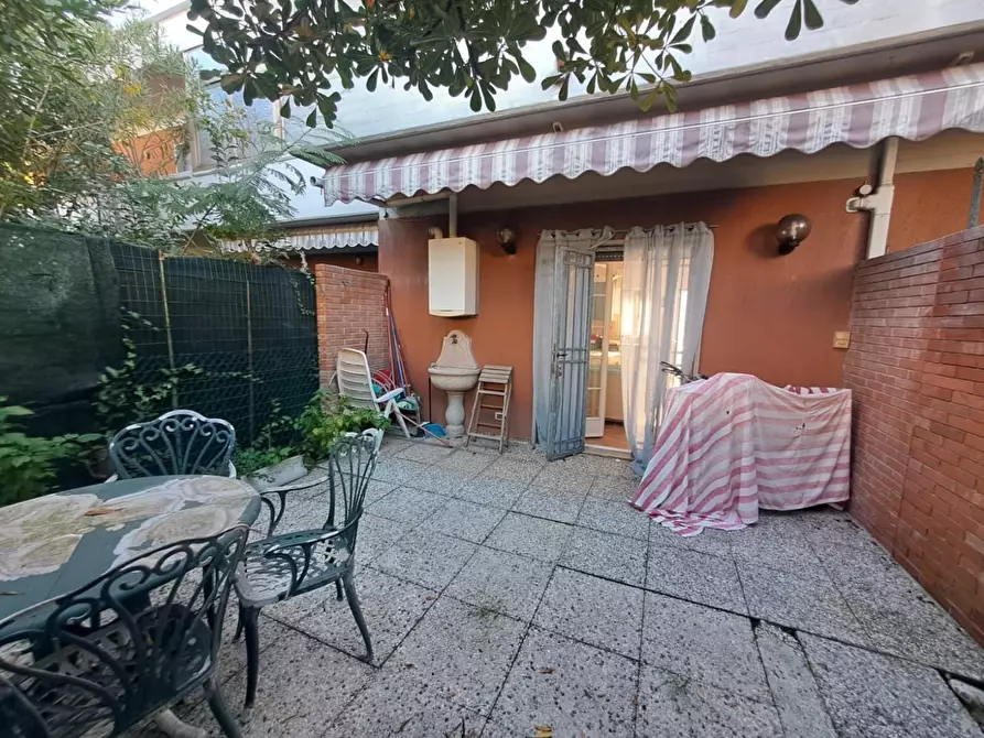 Immagine 9 di Villetta a schiera in vendita  a Massa