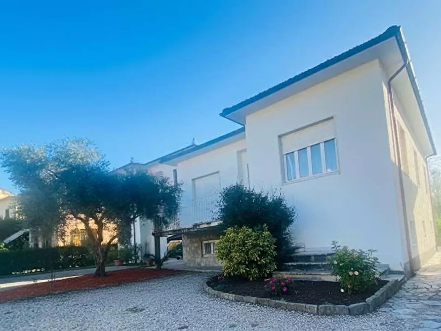 Immagine 1 di Villa in vendita  a Lucca