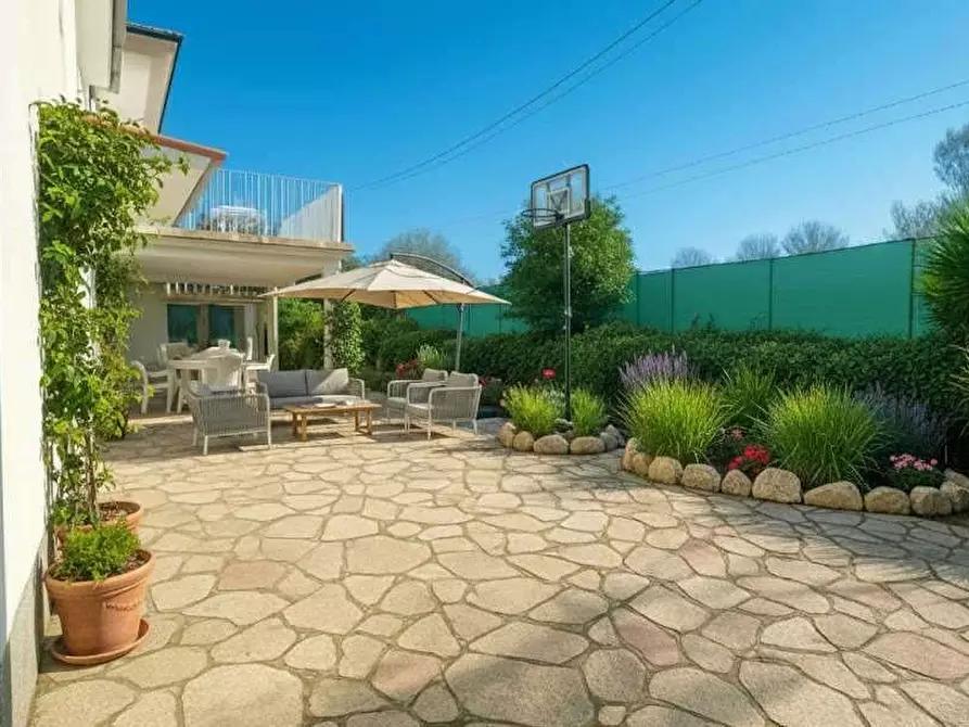 Immagine 3 di Villa in vendita  a Lucca