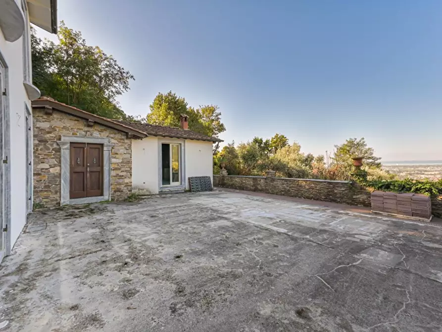 Immagine 4 di Villa in vendita  a Massa