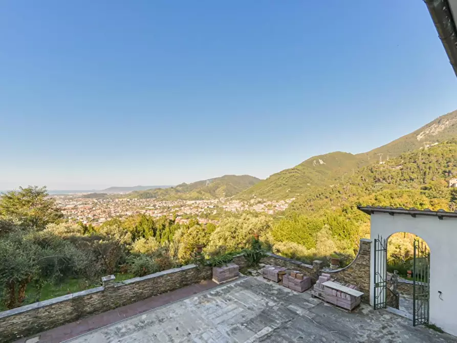 Immagine 9 di Villa in vendita  a Massa