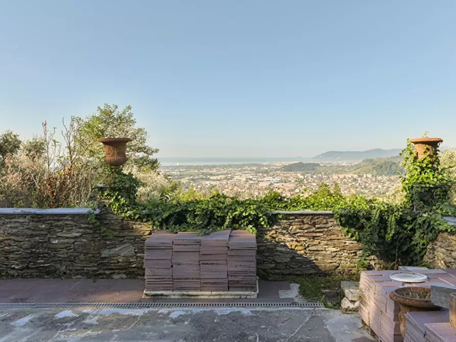 Immagine 11 di Villa in vendita  a Massa