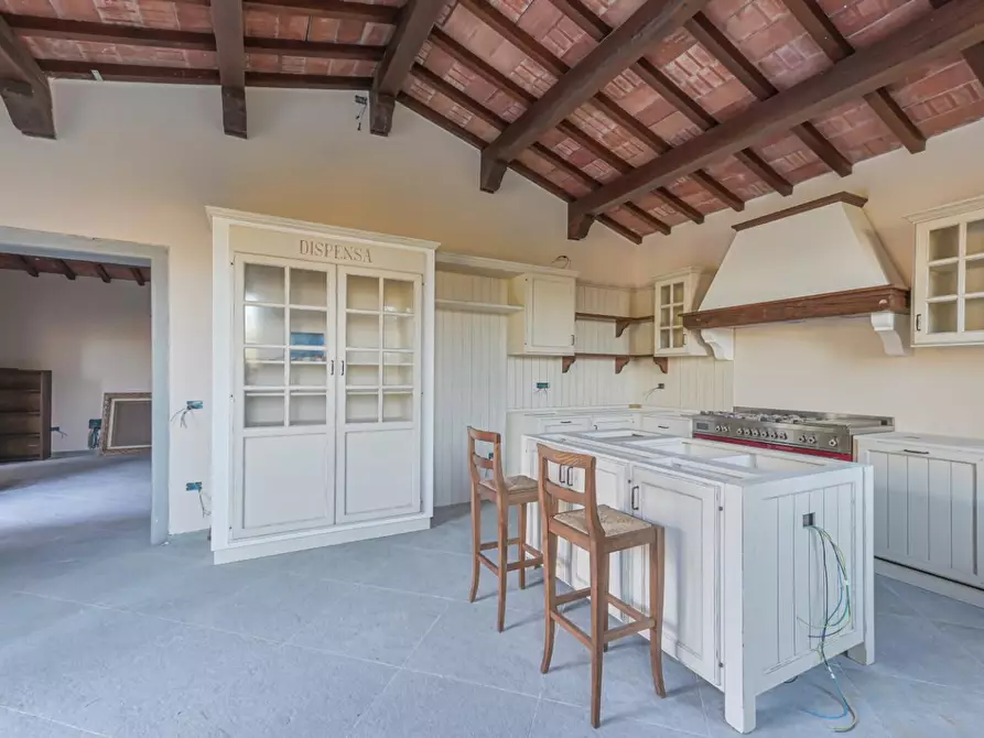 Immagine 6 di Villa in vendita  a Massa