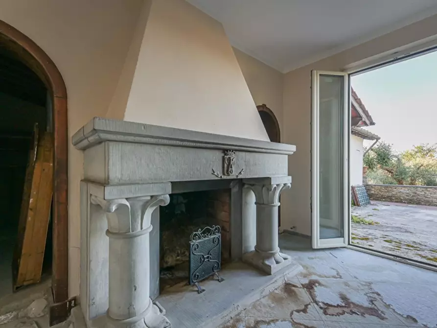 Immagine 7 di Villa in vendita  a Massa