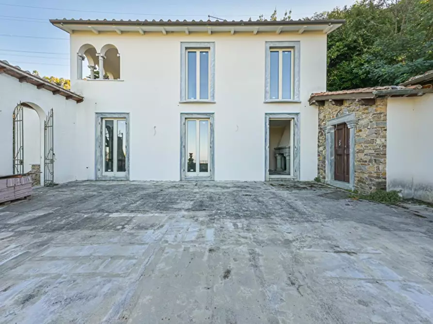 Immagine 3 di Villa in vendita  a Massa