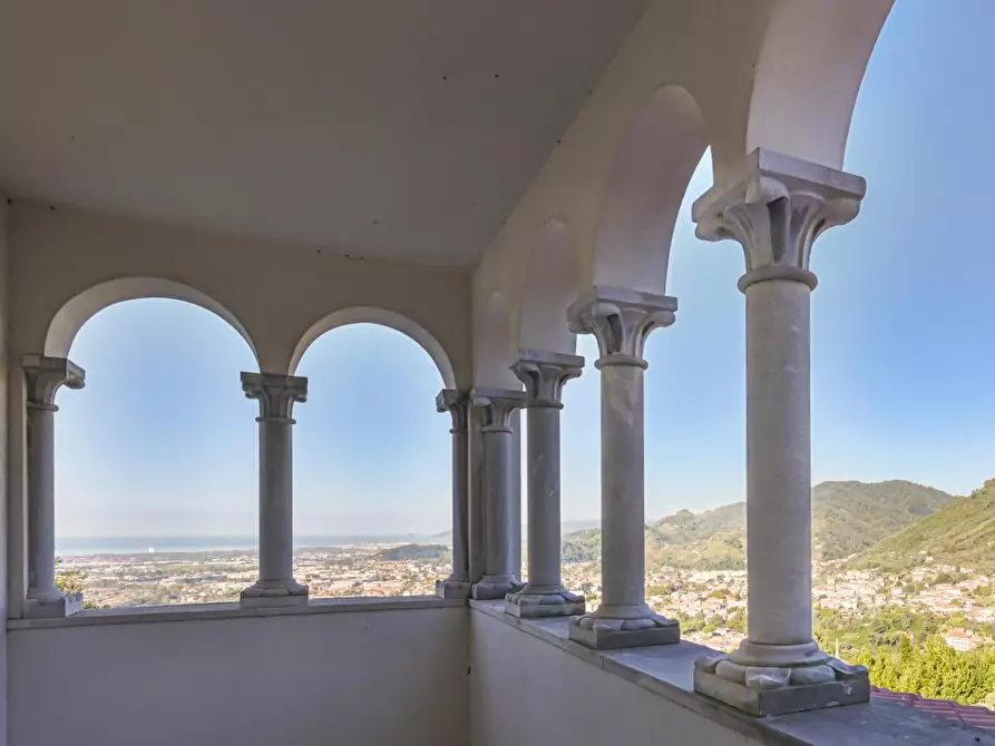 Immagine 10 di Villa in vendita  a Massa