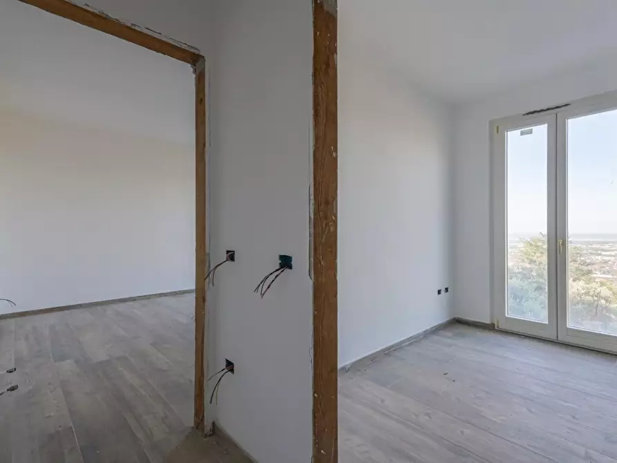 Immagine 8 di Villa in vendita  a Massa