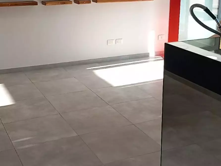 Immagine 2 di Locale commerciale in affitto  a Bientina