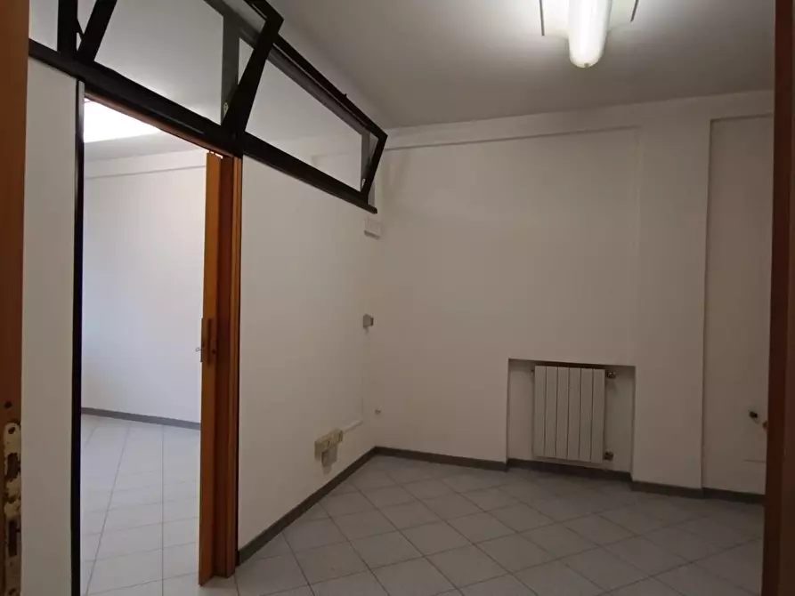 Immagine 11 di Ufficio in vendita  a Massa