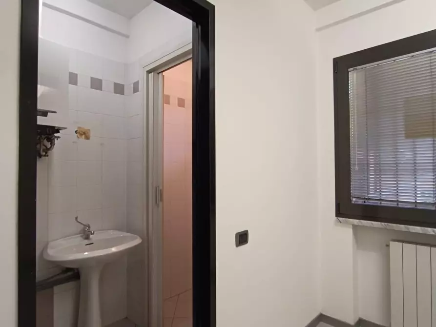 Immagine 12 di Ufficio in vendita  a Massa