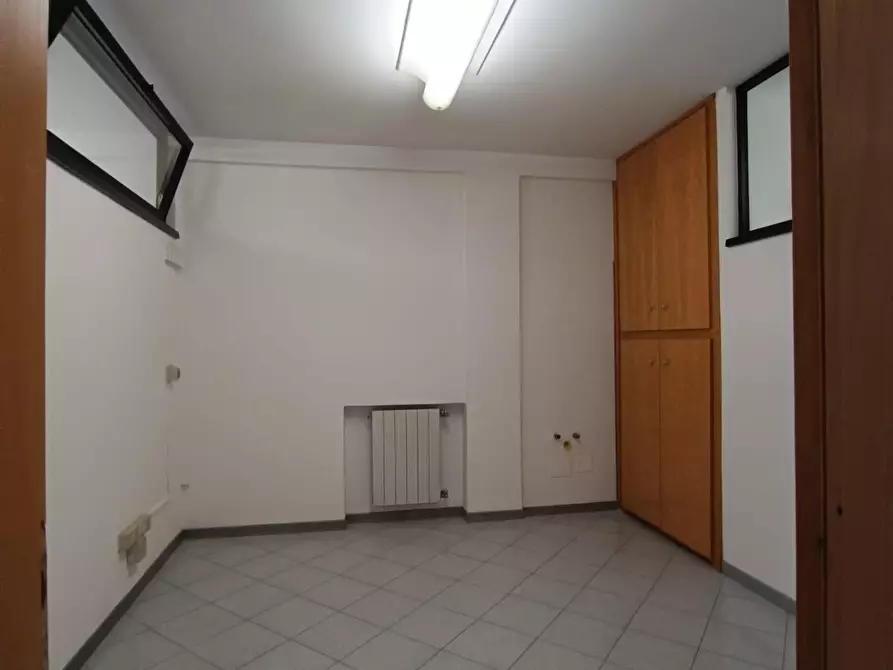 Immagine 7 di Ufficio in vendita  a Massa