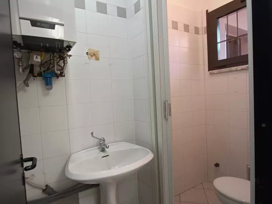 Immagine 13 di Ufficio in vendita  a Massa