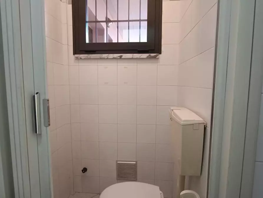 Immagine 14 di Ufficio in vendita  a Massa