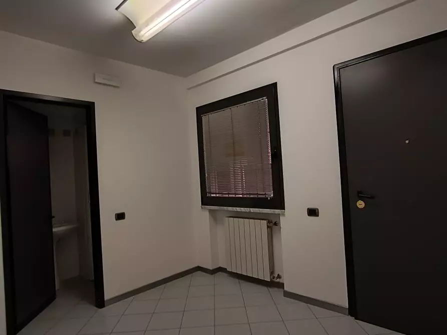 Immagine 8 di Ufficio in vendita  a Massa