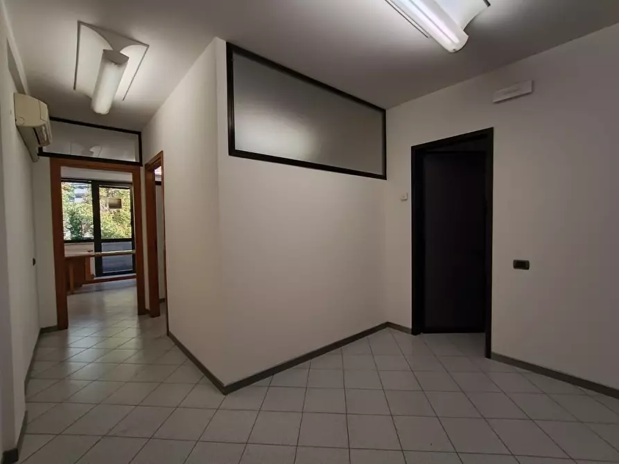 Immagine 5 di Ufficio in vendita  a Massa