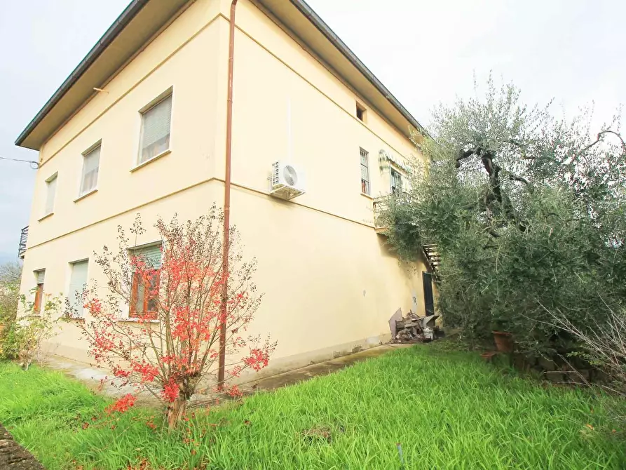 Immagine 13 di Villa in vendita  a Larciano