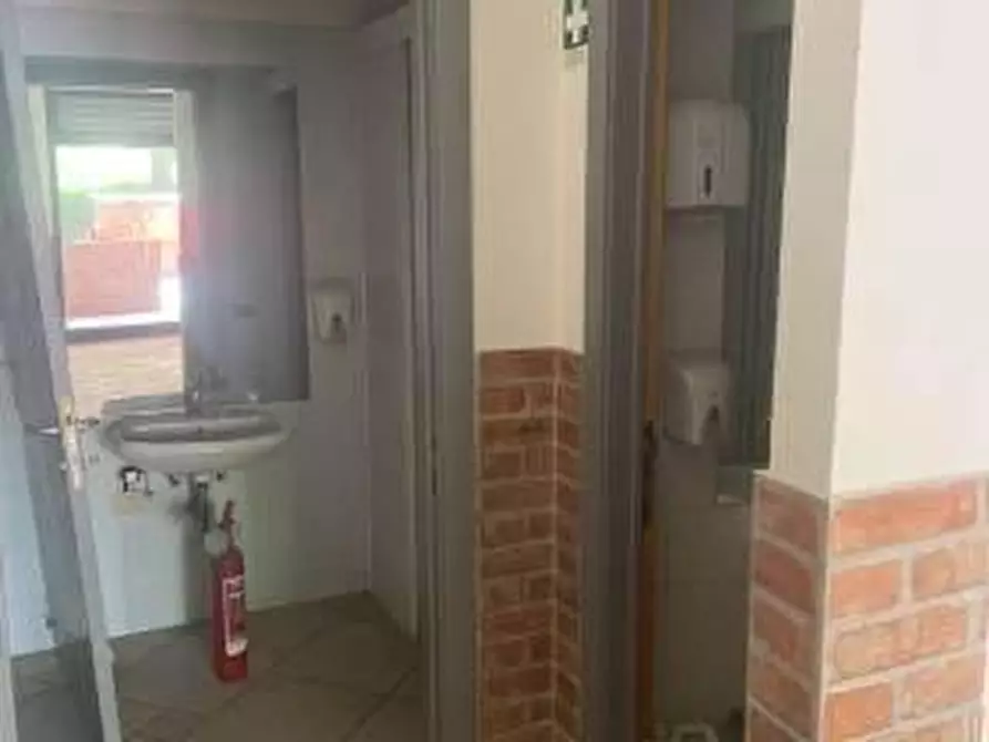Immagine 6 di Negozio in vendita  a Pistoia