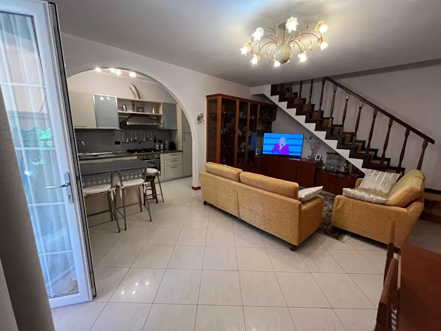 Immagine 1 di Villetta a schiera in vendita  a Massa