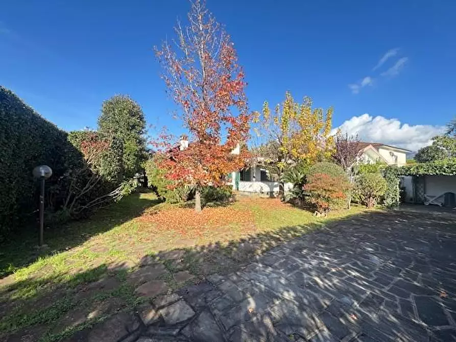 Immagine 3 di Villa in vendita  a Forte Dei Marmi