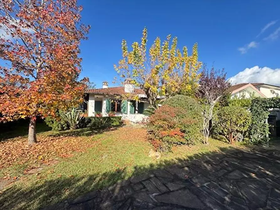 Immagine 1 di Villa in vendita  a Forte Dei Marmi