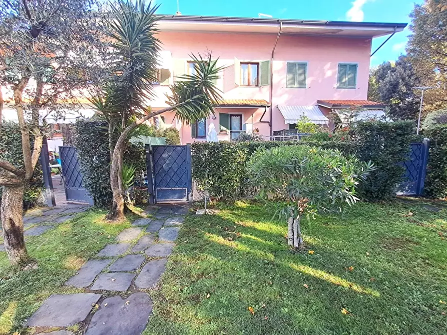 Immagine 3 di Villetta a schiera in vendita  a Forte Dei Marmi