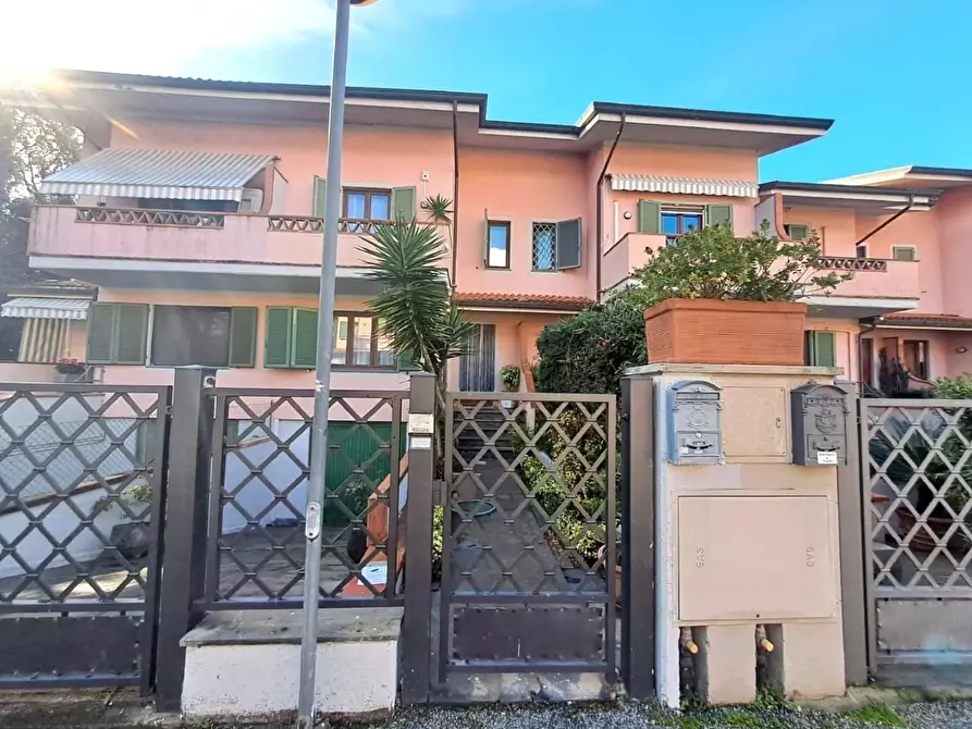 Immagine 1 di Villetta a schiera in vendita  a Forte Dei Marmi