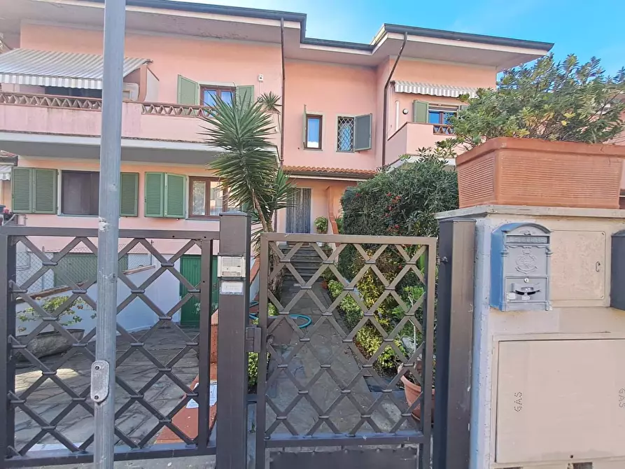 Immagine 2 di Villetta a schiera in vendita  a Forte Dei Marmi