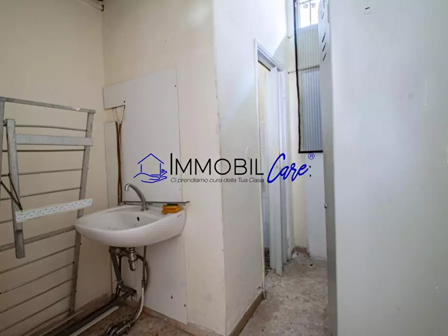 Immagine 8 di Locale commerciale in vendita  a Livorno