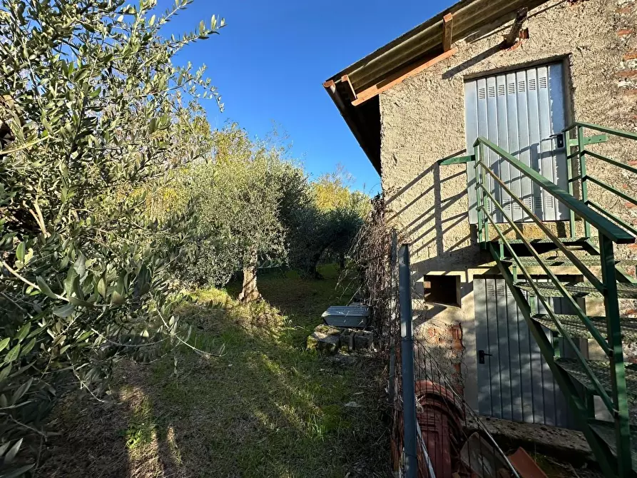 Immagine 4 di Deposito in vendita  a Lucca