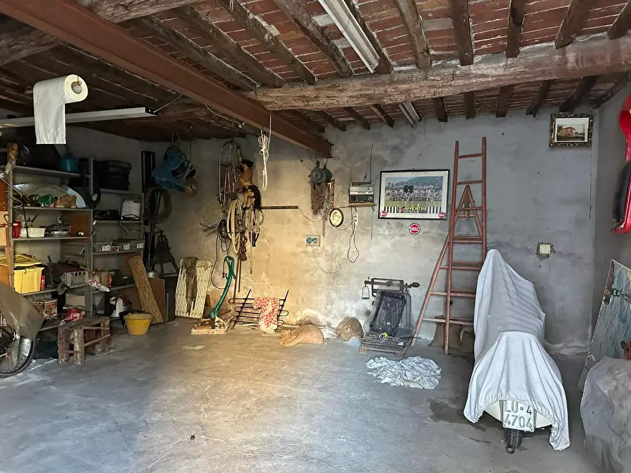 Immagine 10 di Deposito in vendita  a Lucca