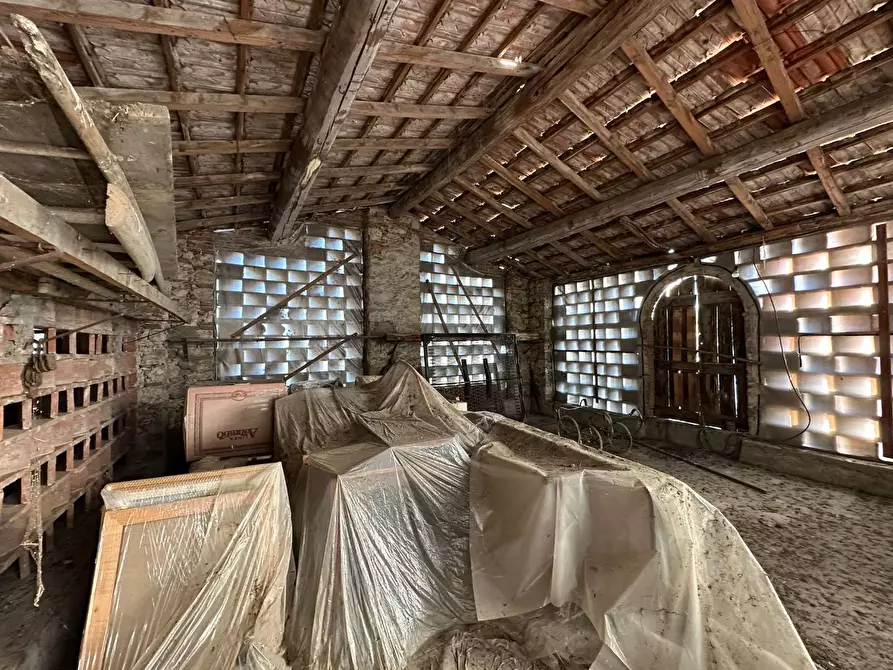 Immagine 13 di Deposito in vendita  a Lucca