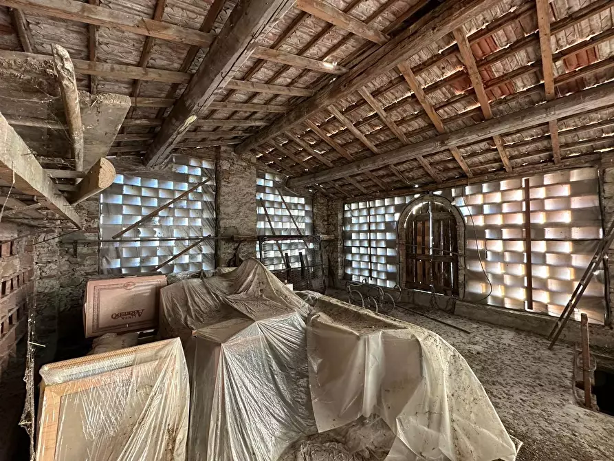 Immagine 11 di Deposito in vendita  a Lucca