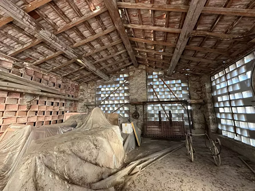 Immagine 12 di Deposito in vendita  a Lucca