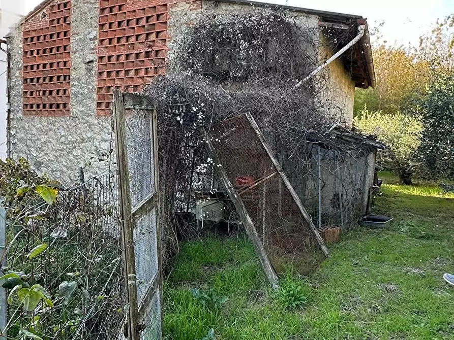 Immagine 7 di Deposito in vendita  a Lucca