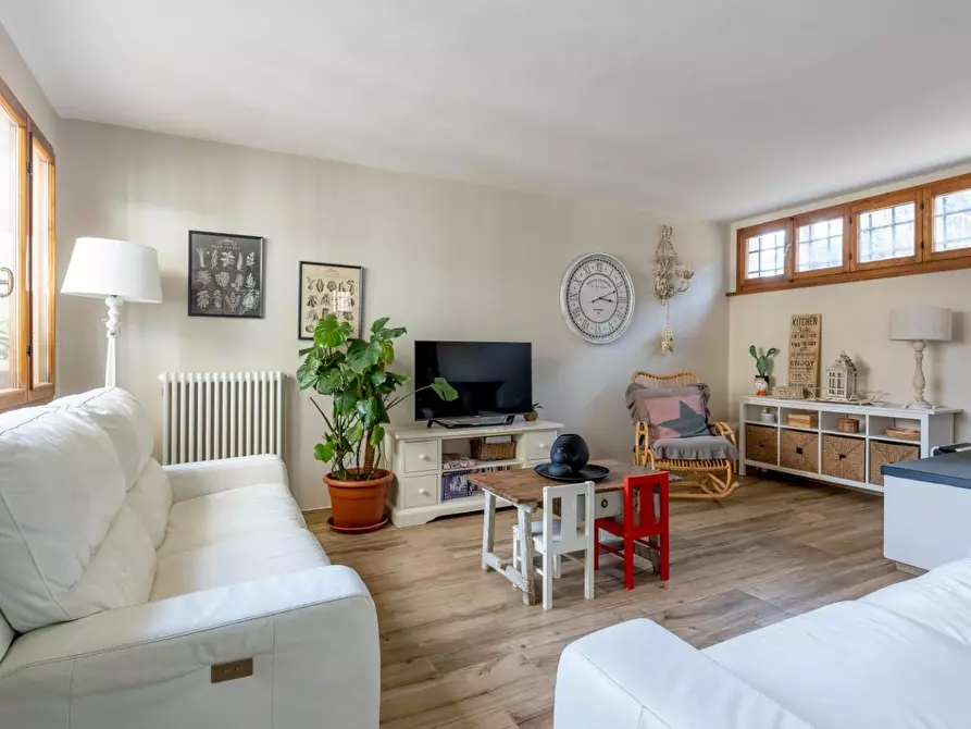 Immagine 9 di Villa in vendita  a Pontedera