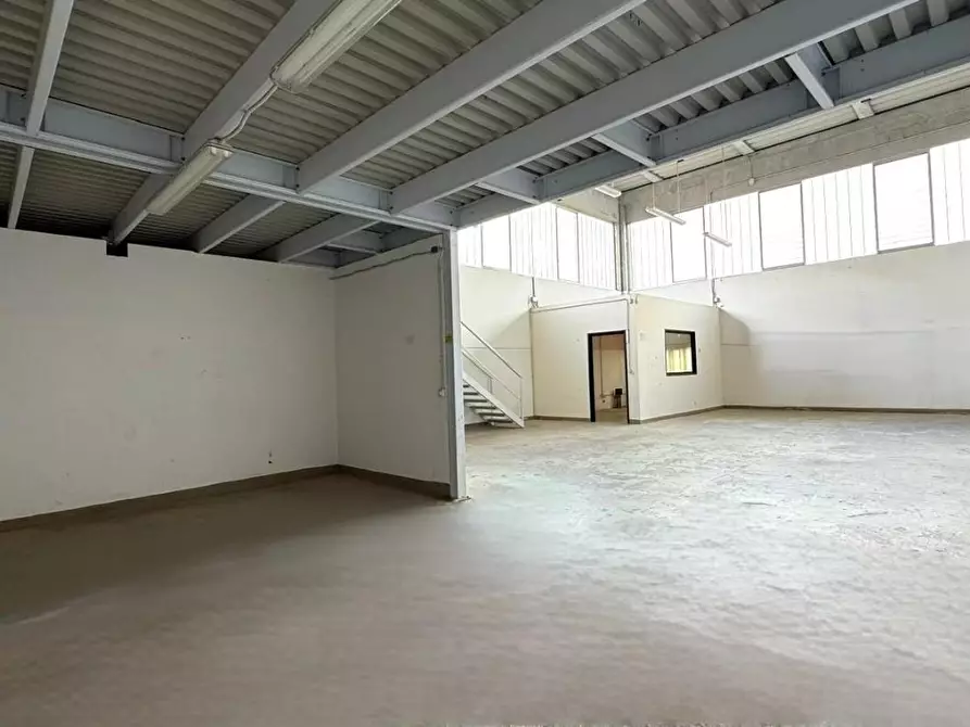 Immagine 4 di Attività artigianale in affitto  a Bientina