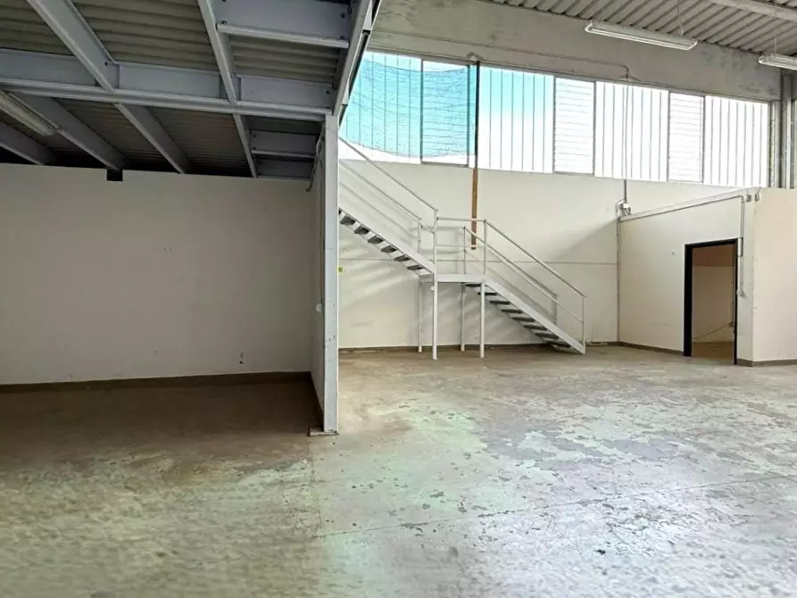 Immagine 5 di Attività artigianale in affitto  a Bientina