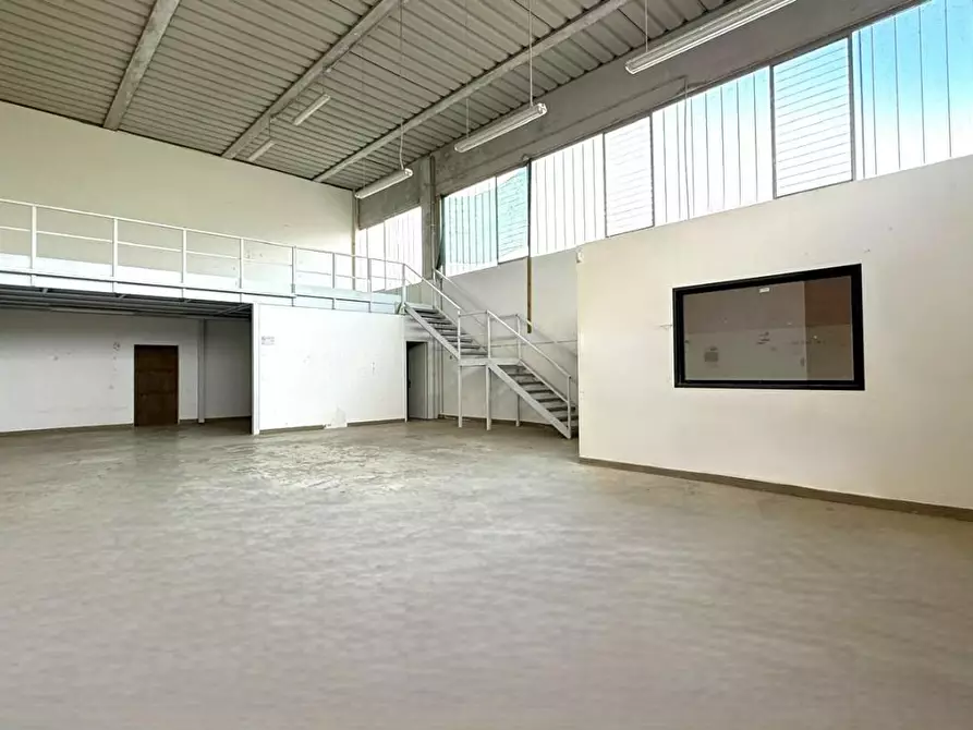 Immagine 1 di Attività artigianale in affitto  a Bientina