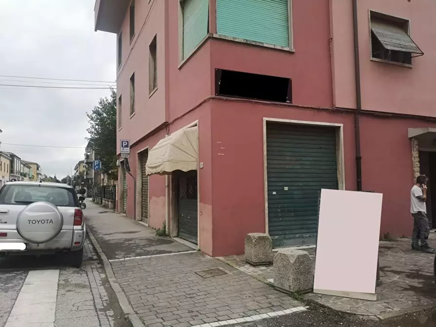 Immagine 18 di Locale commerciale in affitto  a Pontedera