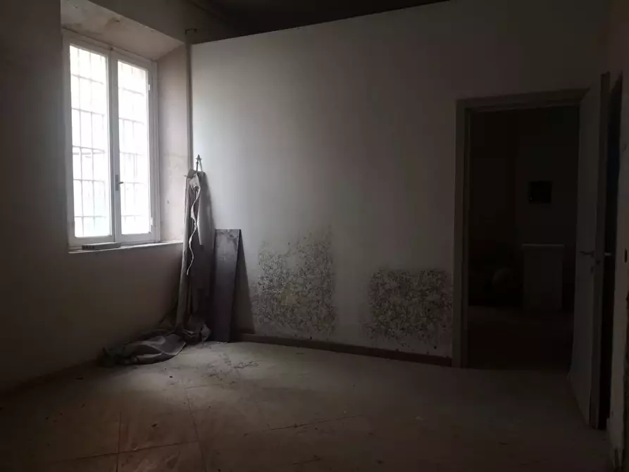 Immagine 11 di Locale commerciale in affitto  a Pontedera