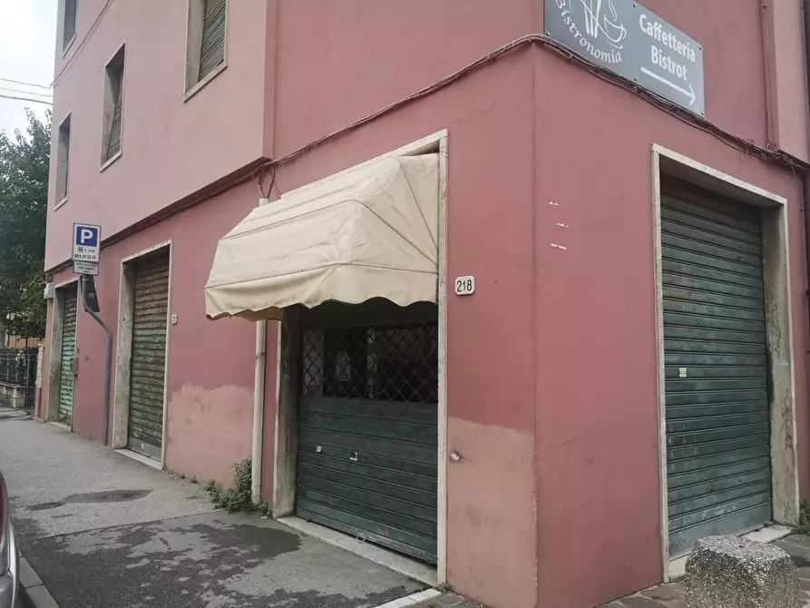 Immagine 17 di Locale commerciale in affitto  a Pontedera