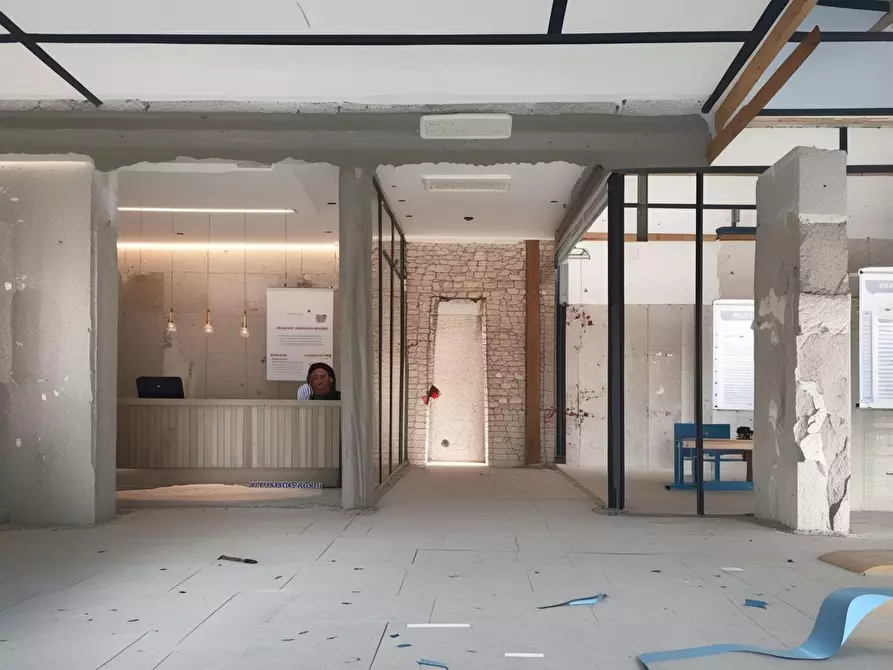 Immagine 1 di Locale commerciale in affitto  a Pontedera